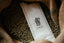 Paquet de café Verlet 256 rue Saint Honoré avec grains de café torréfiés artisanalement en arrière plan