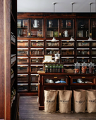 Mobilier ancien café Verlet avec vitrines bois, bocaux épices, sachets Verlet et accessoires de dégustation