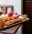 Plateau de pâtisseries fines Verlet : éclairs, tartelettes aux fruits rouges et biscuits sablés