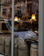 Vitrine Verlet avec décoration festive, lampes dorées, cafés depuis 1880 et spécialités
