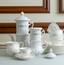 Service de café et thé Verlet en porcelaine blanche avec logo, composé de théière, cafetière, tasses, soucoupes et accessoires