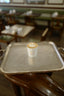 Timbale en porcelaine Verlet avec monogramme doré, garnie d'un café crème, posée sur plateau argenté