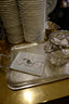 Vide-poche Verlet en porcelaine blanche avec gravure tasse, présenté sur plateau argenté avec accessoires de service