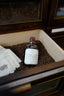 Liqueur de café Verlet en bouteille 700mL présentée sur lit de grains de café dans écrin élégant