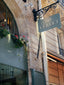 Devanture historique du café Verlet au 256 rue Saint-Honoré avec enseigne vintage et décor parisien préservé