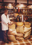 Pierre Verlet présentant des sacs de café du Mexique dans la boutique historique avec vitrines de thés
