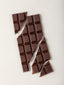 Tablette chocolat noir 73% cacao Madagascar Verlet, carrés croustillants présentés en composition artisanale