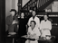 Famille Verlet visitant l'atelier de torréfaction avec étals de café et thé, années 1920