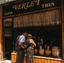 Devanture historique Verlet café thé 1990 rue Saint Honoré Paris façade bois client