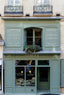 Devanture historique de Verlet, maison de café parisienne depuis 1880, au 256 rue Saint-Honoré avec vitrines vertes