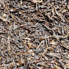 Feuilles de thé wulong Narcisse des Monts Wuyi, semi-oxydées, torsadées marron et ambré, terroir de roche chinois