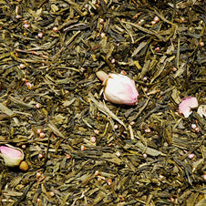Thé vert Sencha Fruits Rouges Bruyère Verlet, feuilles vertes avec pétales roses et boutons floraux