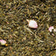 Thé vert Sencha Fruits Rouges Bruyère Verlet, feuilles vertes avec pétales roses et boutons floraux