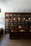 Intérieur élégant Verlet, armoires en bois massif vitrées avec collections de cafés, thés et accessoires raffinés, luminaires design